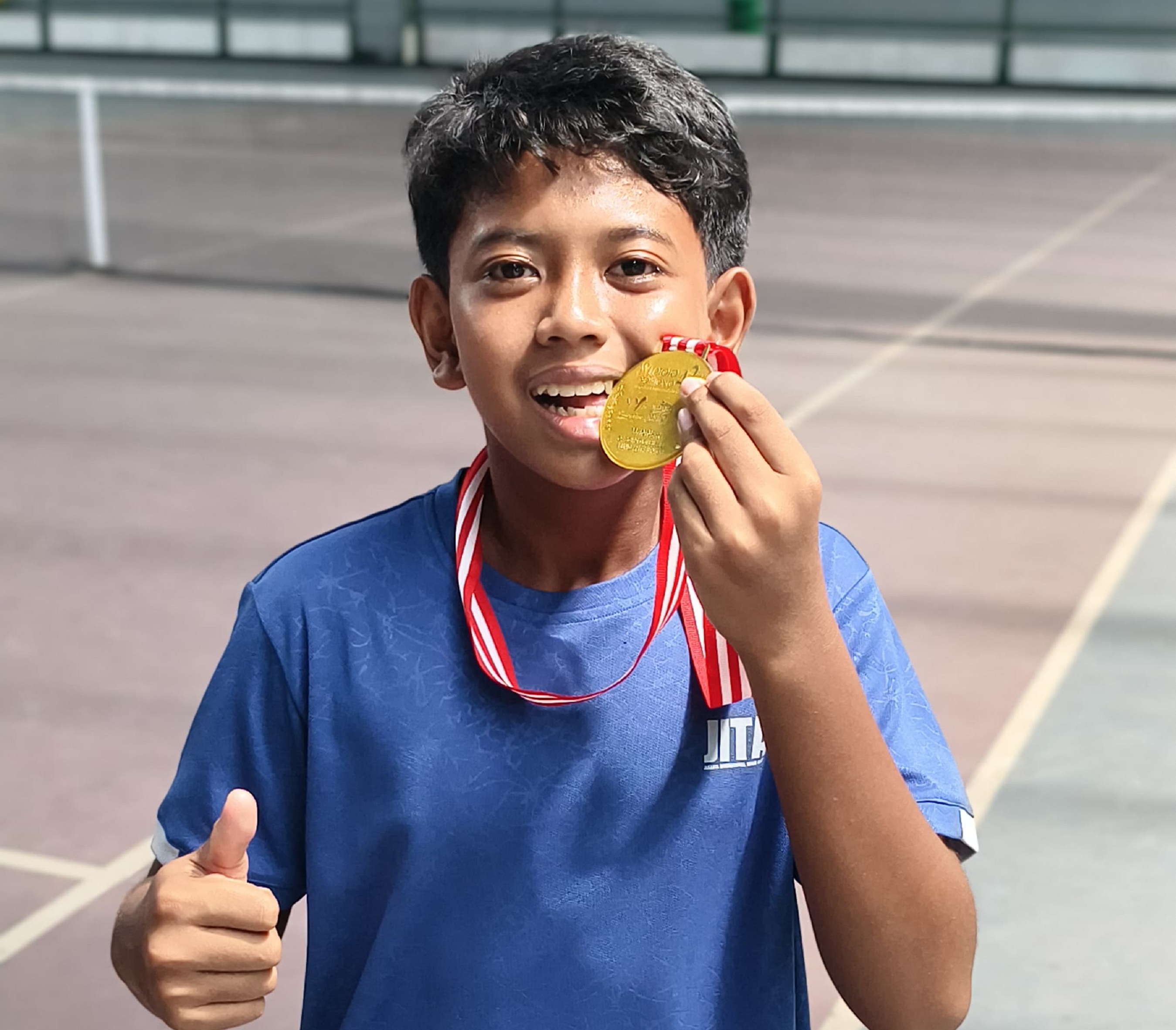 REBUT EMAS: Atlet tenis junior kebanggaan Jember, Dhanan Dhyaksa Hayratama, berhasil merebut medali emas pada ajang turnamen tenis internasional junior ITF Widjojo Soejono Cup 2025 di Surabaya.