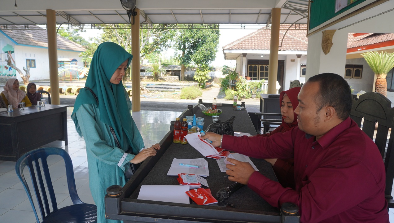 TERUS BERLANGSUNG: Penyaluran honor guru ngaji di Desa Sidomekar, Kecamatan Semboro, (6/10) yang menjadi salah satu rangkaian penyaluran yang digelar maraton oleh Pemkab Jember.