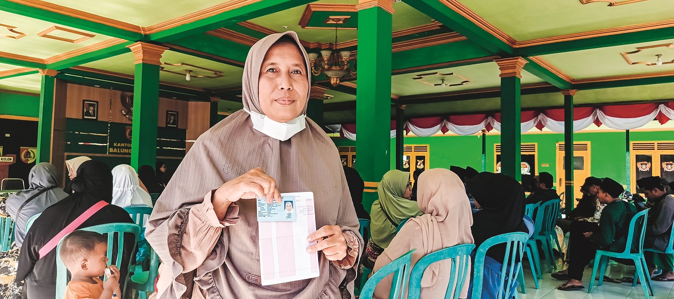 BAHAGIA: Marti, guru ngaji asal Desa Balung Kulon Kecamatan Balung, seusai menerima insentif Rp 1,5 juta dari Pemkab Jember, Jumat (3/10). Di balik apresiasi ini, terselip perjuangan mulianya.