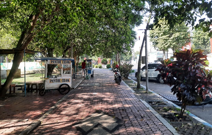 BELUM SIAP PINDAH: Kondisi PKL yang ada di Alun-alun Bondowoso jadi salah satu alasan mengapa renovasi jogging track sementara ini ditunda. (FAQIH HUMAINI/RADAR IJEN)