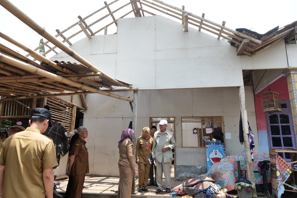 DATANGI: Bupati Lumajang Indah Amperawati bersama Wabup Lumajang Yudha Aji Kusuma saat mendatangi korban terdamak puting beliung, kemarin.(KOMINFO FOR RAME)