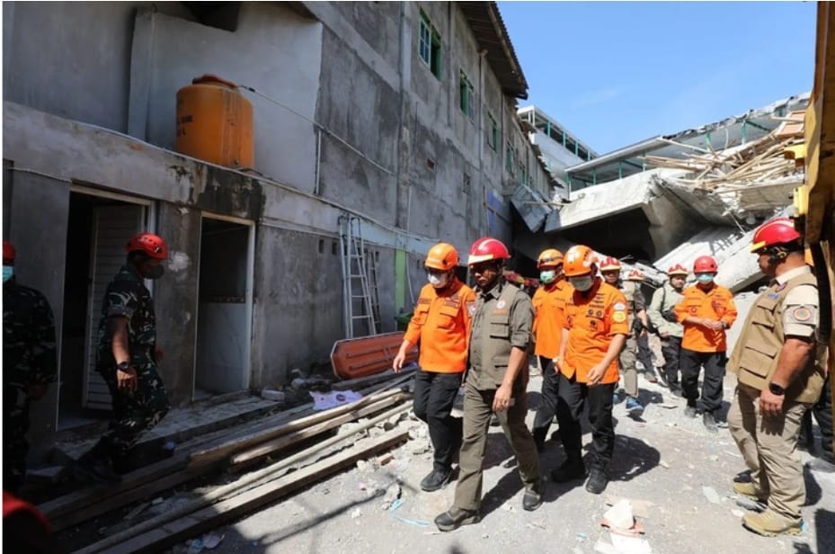 Proses evakuasi Ponpes Al Khoziny yang membuka fakta tentang izin bangunan pondok pesantren di Indonesia. (bnpb.go.id)