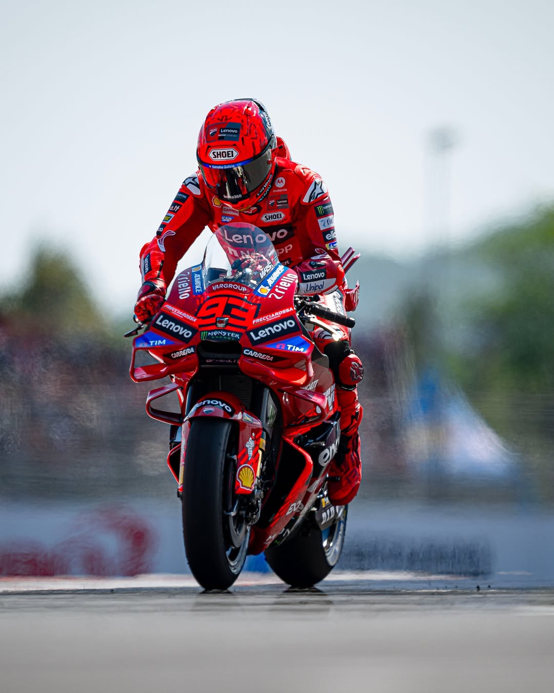 Juara Dunia MotoGP 2025, Marc Marquez, di Sirkuit Mandalika, Indonesia. Dia dipastikan absen pada dua balapan berikutnya di Philip Island dan Sepang akibat cedera yang dialami di Mandalika.