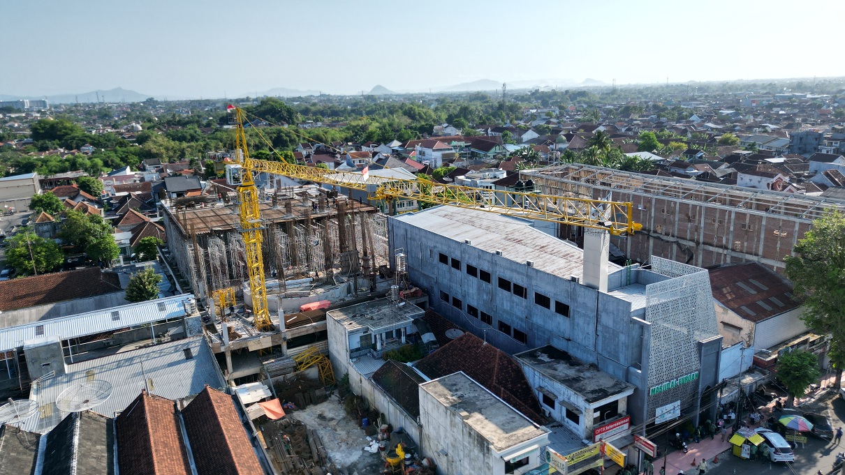 KAWASAN KEPATIHAN: Sebuah gedung bertingkat harus dipastikan kekuatan fondasi dan tiangnya agar tidak runtuh. Apalagi, bangunan yang awalnya satu lantai kemudian dijadikan dua lantai atau lebih.