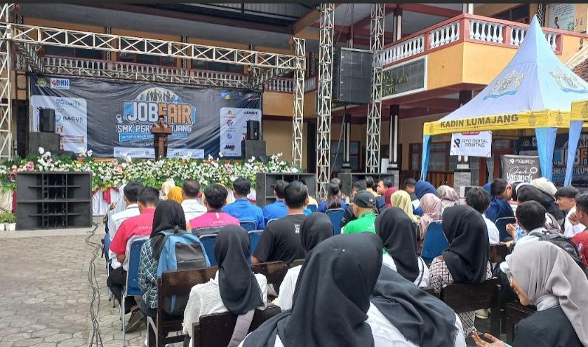 FASILITASI: Pemkab Lumajang saat memfasilitasi layanan job fair beberapa waktu lalu yang diselenggarakan di salah satu SMK.(ADE APRYANIS/RAME)