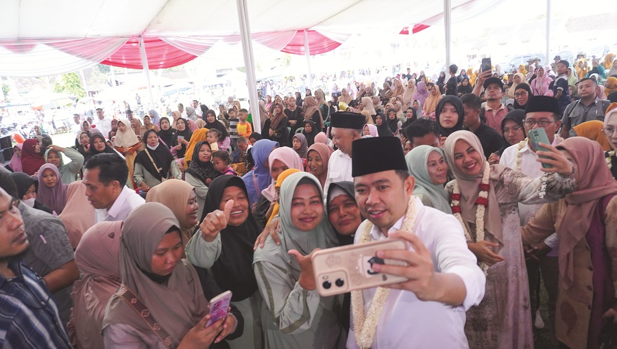 SILATURAHMI AKBAR: Bupati Fawait menyapa emak-emak Srikandi Laskar Sholawat Nusantara, dan ibu-ibu pengajian, saat apel kebangsaan dalam rangkaian Bunga Desaku jilid 5 Sumberbaru (27/9).