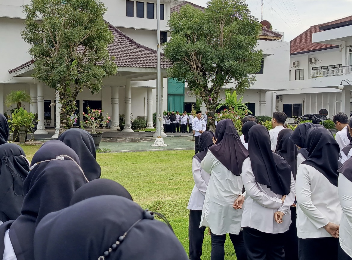 APRESIASI: Sejumlah pegawai i lingkungan Lemkab alumajang saat mengitu apel, kemarin.(ATIEQSOB MAR IQBAL/RAME)