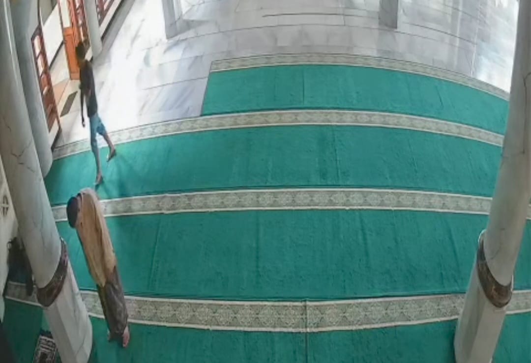 TEREKAM: Aksi pencurian terjadi di Masjid Agung KH Anas Mahfudz, Lumajang, Kelurahan Citrodiwangsan, Kecamatan Lumajang, Kamis (2/10). Pelaku nekat curi hp jamaah.(ISTIMEWA FOR RAME)