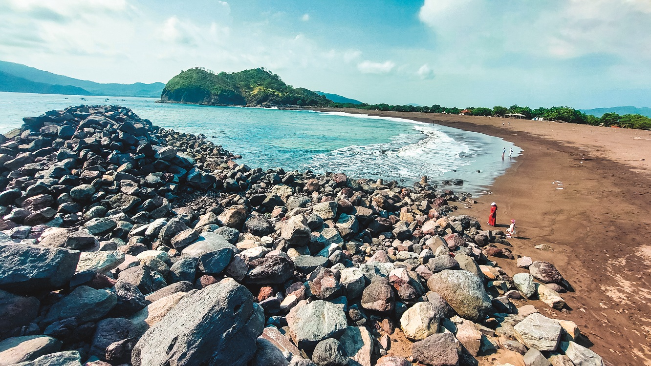 KEMBALI AMBROL: Breakwater atau pemecah ombak di Pantai Payangan, Dusun Watu Ulo, Desa Sumberejo, Kecamatan Ambulu yang kembali ambrol akibat hantaman ombak.