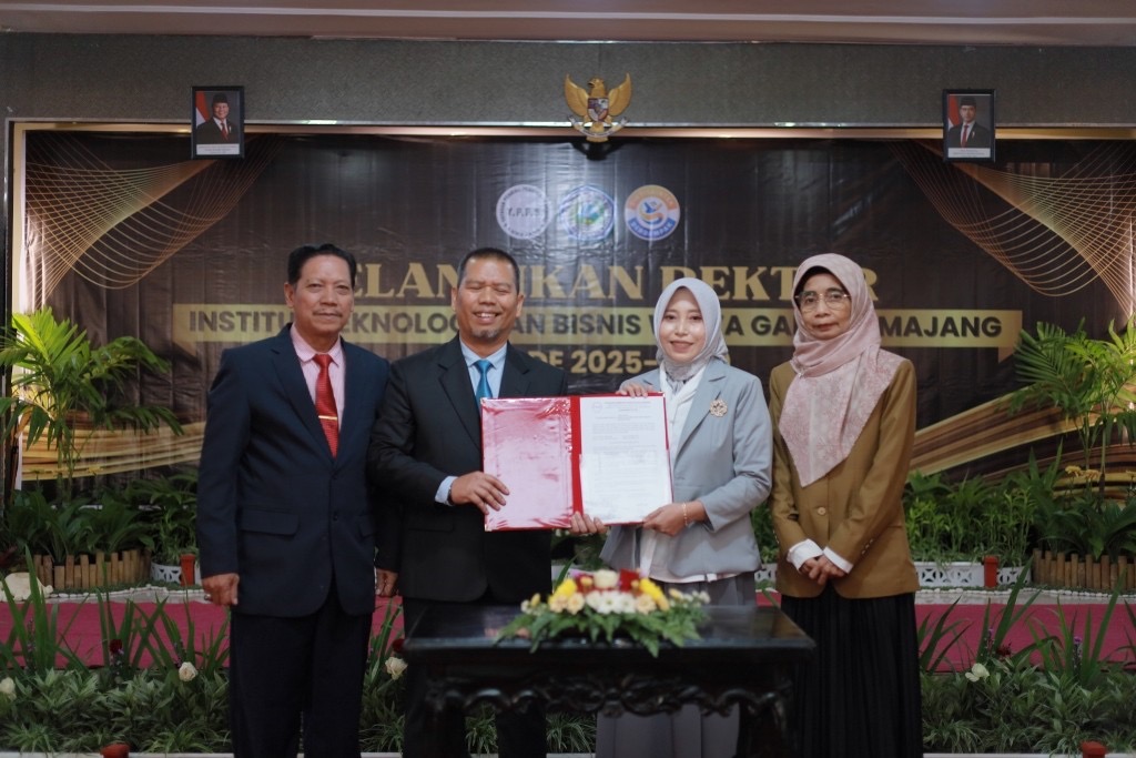 PENGURUS YPPS: Rektor ITB Widya Gama Lumajang 2025- 2029 (kedua dari kanan) dan Ketua YPPS Kasno, SE. MM (kedua dari kiri)  menunjukkan berita acara pelantikan bersama  pengurus yang lain.