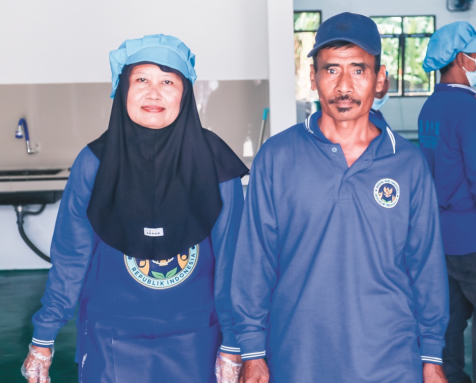 SEMANGAT: Sukirno bersama sang istri Nanik, menjadi tenaga produksi MBG di SPPG Wonoasri.