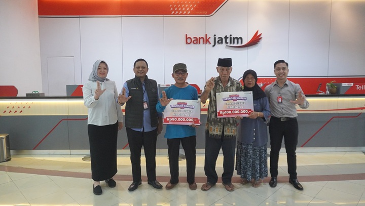 BAHAGIA: Dua nasabah Bank Jatim Cabang Jember secara simbolis menerima undian tabungan Simpeda di Grand City Surabaya, Minggu (28/9)