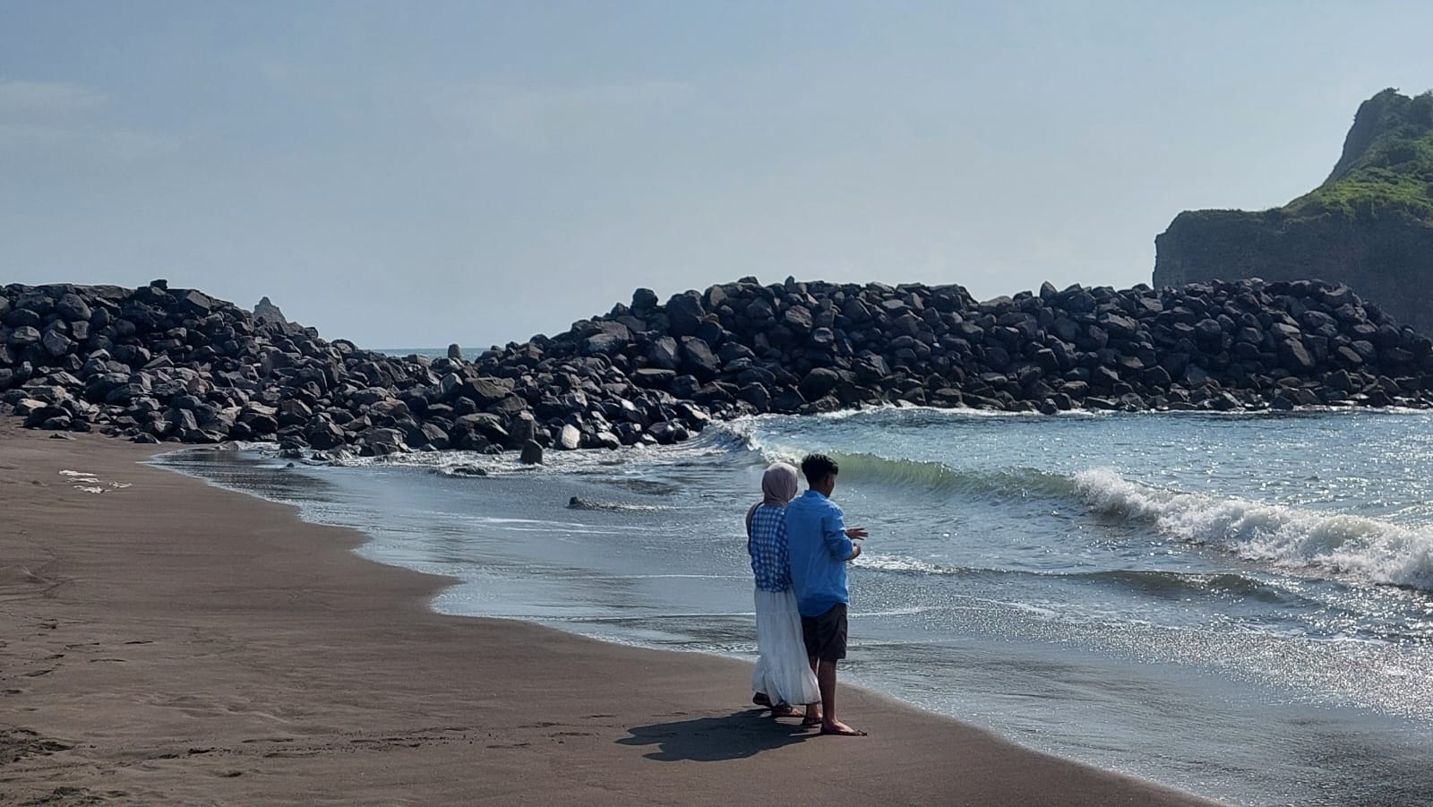 AMBROL LAGI: Kondisi break water di pantai Payangan, Dusun Watu Ulo, Desa Sumberejo, Kecamatan Ambulu kembali ambrol setelah dihantam ombak.(JUMAI/RJ)