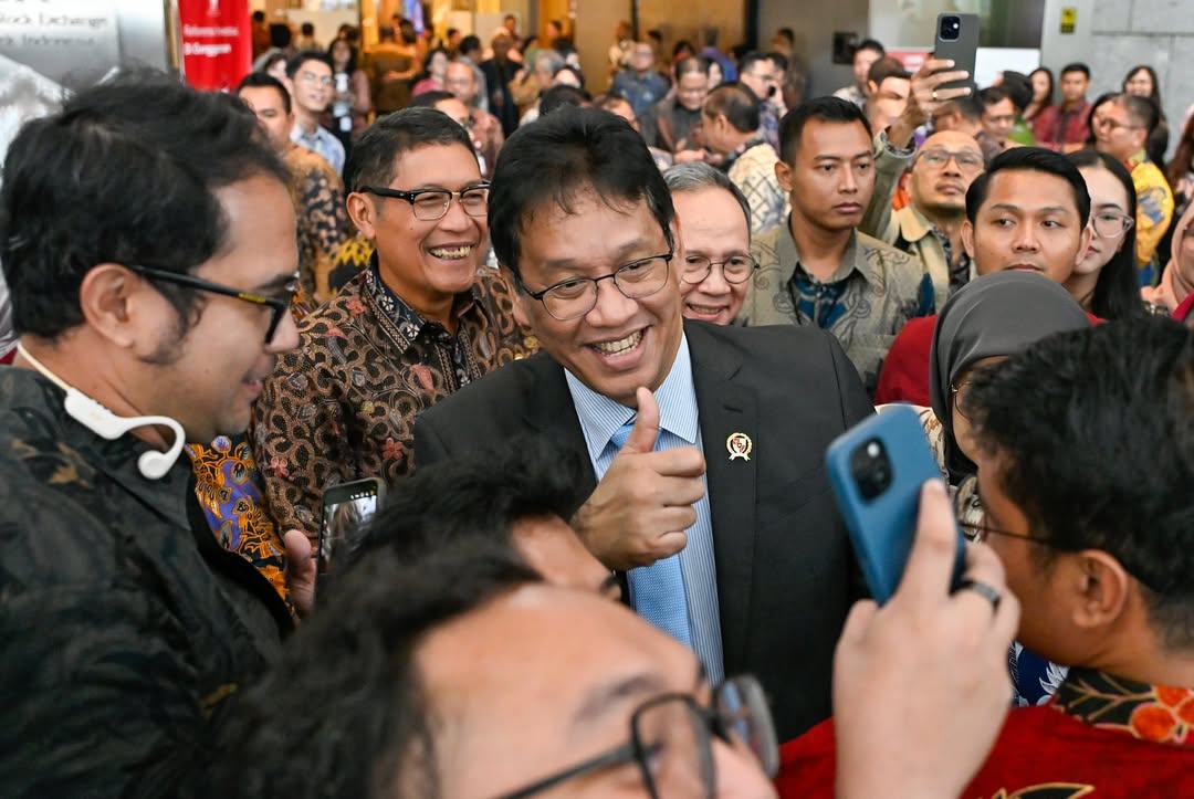 Menkeu Purbaya Yudhi Sadewa saat ketemu masyarakat usai ketemu kepala DK OJK Indonesia Mahendra Siregar dan Direktur Utama Kliring penjaminanan BEI Iding Pardi, (9/10). ( instagram menkeuri)