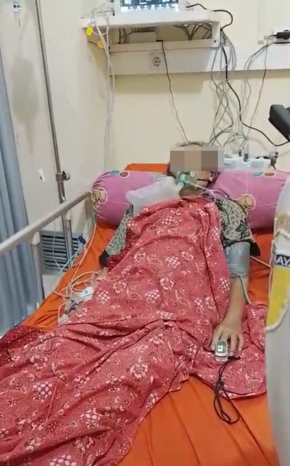 Jumlia saat berjuang melawan penyakit yang dideritanya hingga ia dikabarkan telah menghembuskan nafas terakhirnya di RS DKT Jember. (Foto. Thamrin)