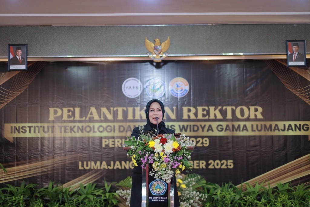 KETUA LLDIKTI VII: Ketua LLDIKTI (Lembaga Layanan Pendidikan Tinggi) VII Prof Dr Dyah Sawitri SE. MM memberikan sambutan pada acara pelantikan Rektor ITB Widya Gama Lumajang 2025- 2029.