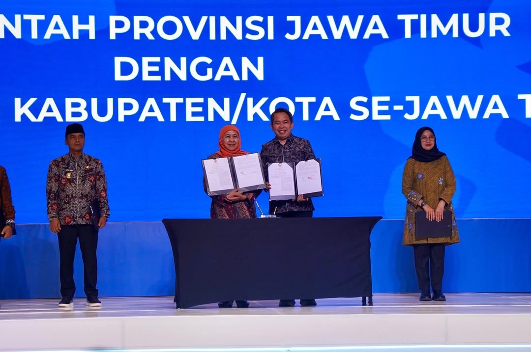Bupati Fawait bersama Gubernur Khofifah, usai penandatanganan Nota Kesepakatan Restorative Justice dan Kesepakatan Bersama Pembangunan Daerah Provinsi Jawa Timur, di Dyandra Convention Center.