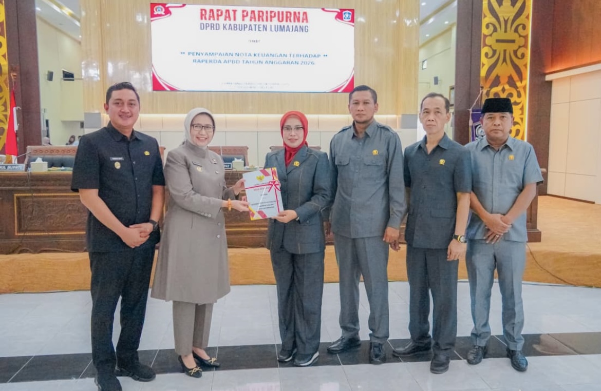 PARIPURNA: Ketua DPRD Lumajang Hj. Oktafiyani bersama Pemkab Lumajang saat melaksanakan rapat paripurna, kemarin.(ATIEQSON MAR IQBAL/RAME)