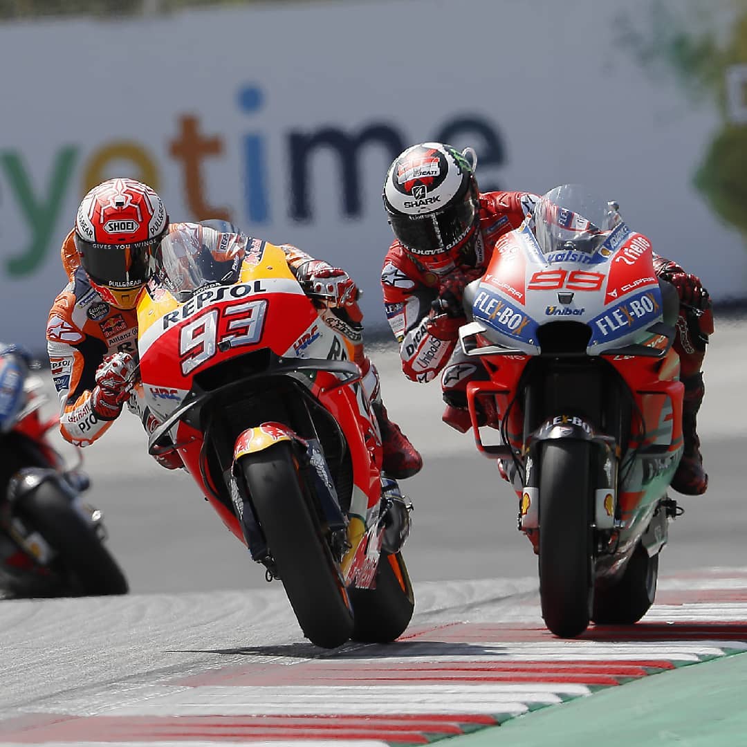 Duel Marc Marquez (93) vs Jorge Lorenzo (99) di MotoGP Austria 2018.