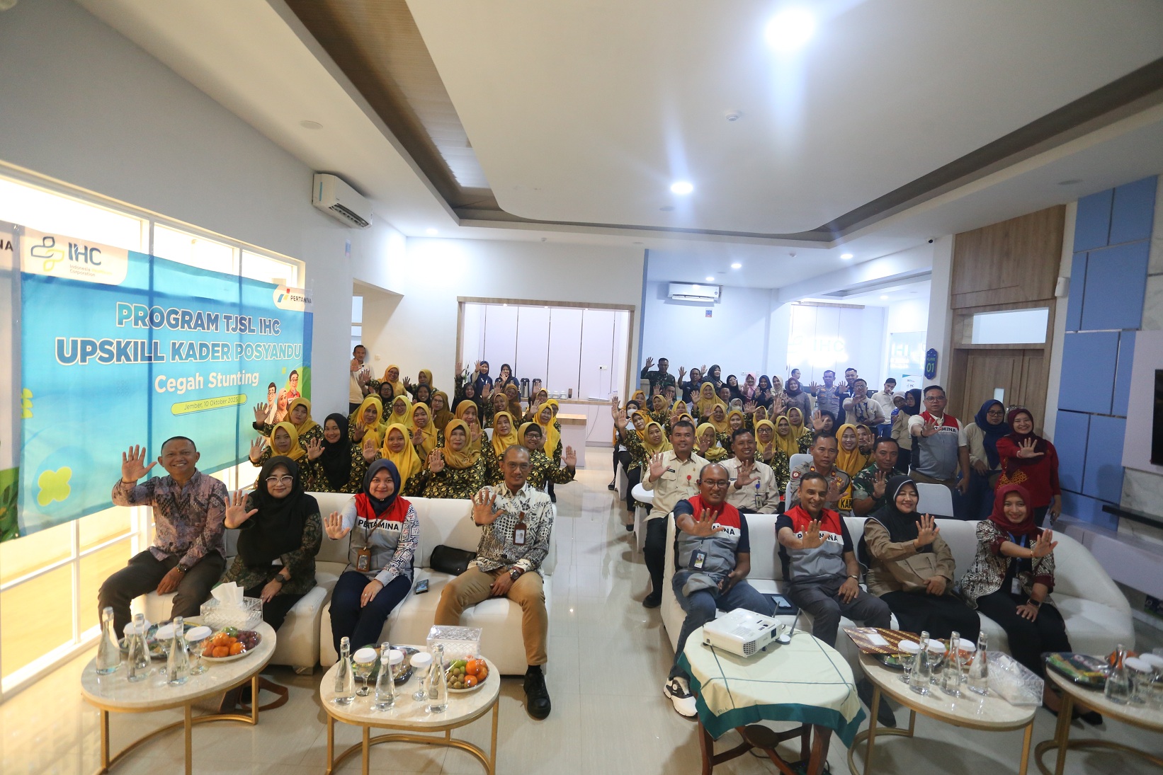 KEBERSAMAAN: Jajaran PT Pertamina dan Rumah Sakit Umum Kaliwates berfoto bersama dalam kegiatan CSR pelatihan kader Posyandu, kemarin (10/10).