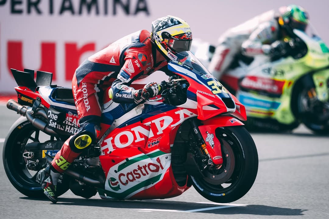 Joan Mir, rider tim HRC Castrol, di Sirkuit Mandalika, Lombok, Indonesia.