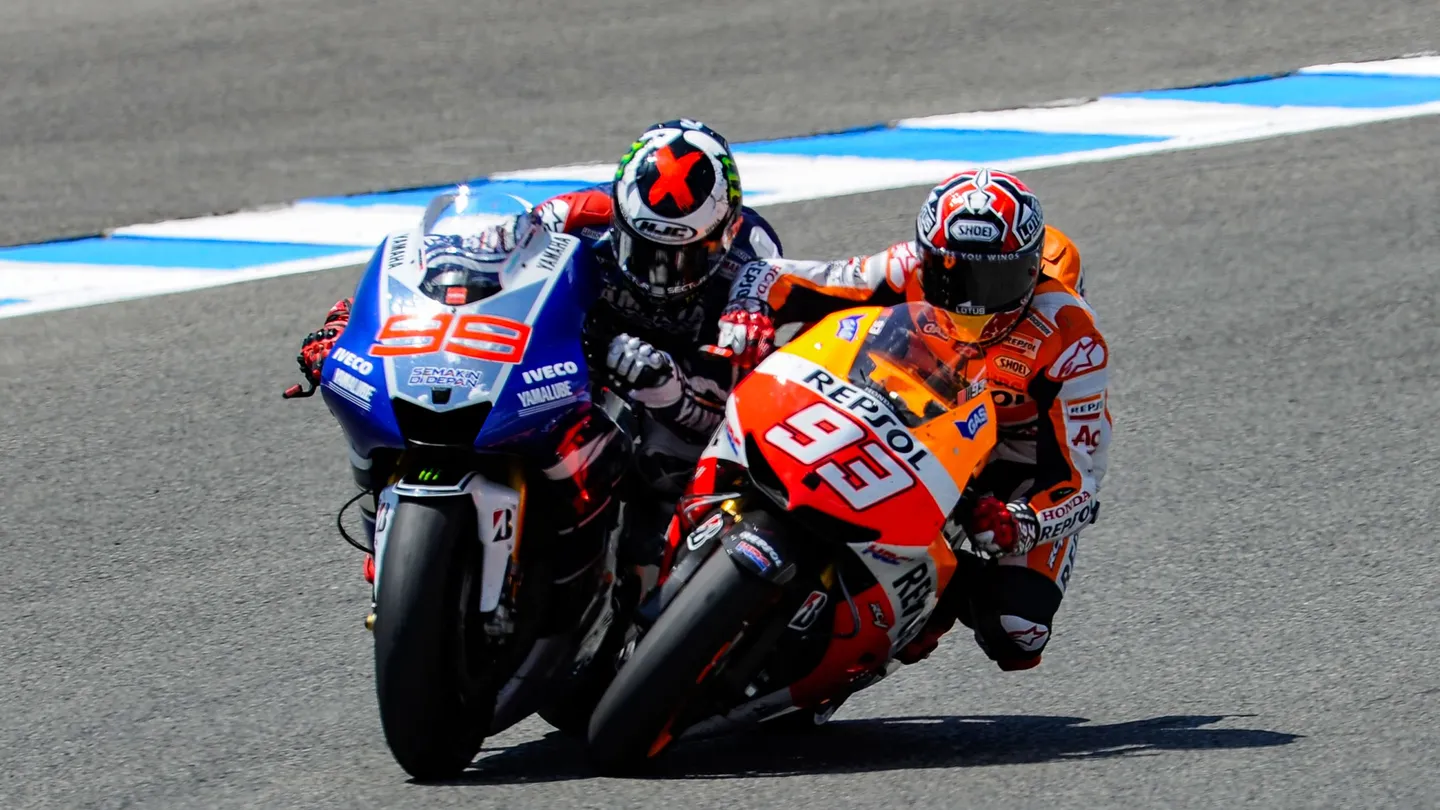 Jorge Lorenzo (Yamaha) melawan Marc Marquez, Repsol Honda, MotoGP Spanyol.