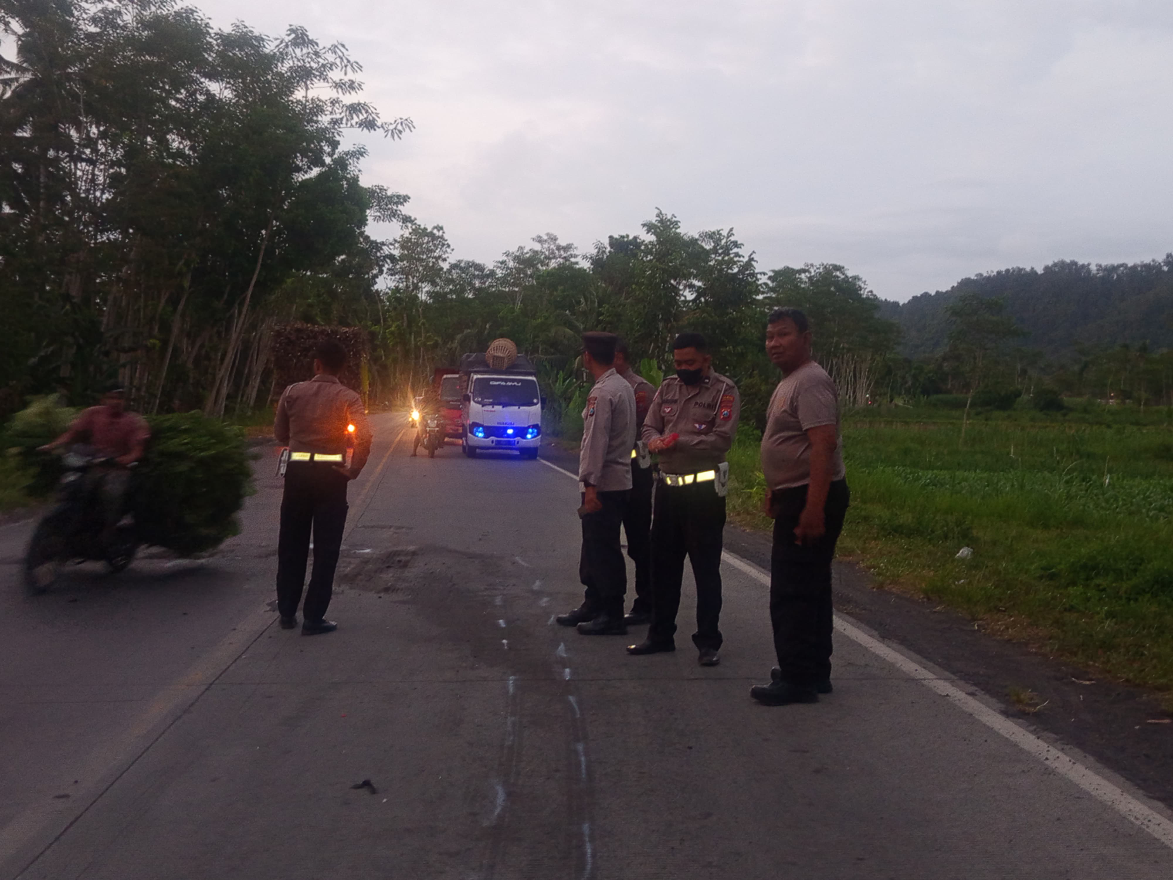 PASTIKAN: Satlantas Polres Lumajang saat mendatangi langsung laka lantas yang melibatkan dump truk dan roda dua.(SATLANTAS POLRES LUMAJANG FOR RAME)