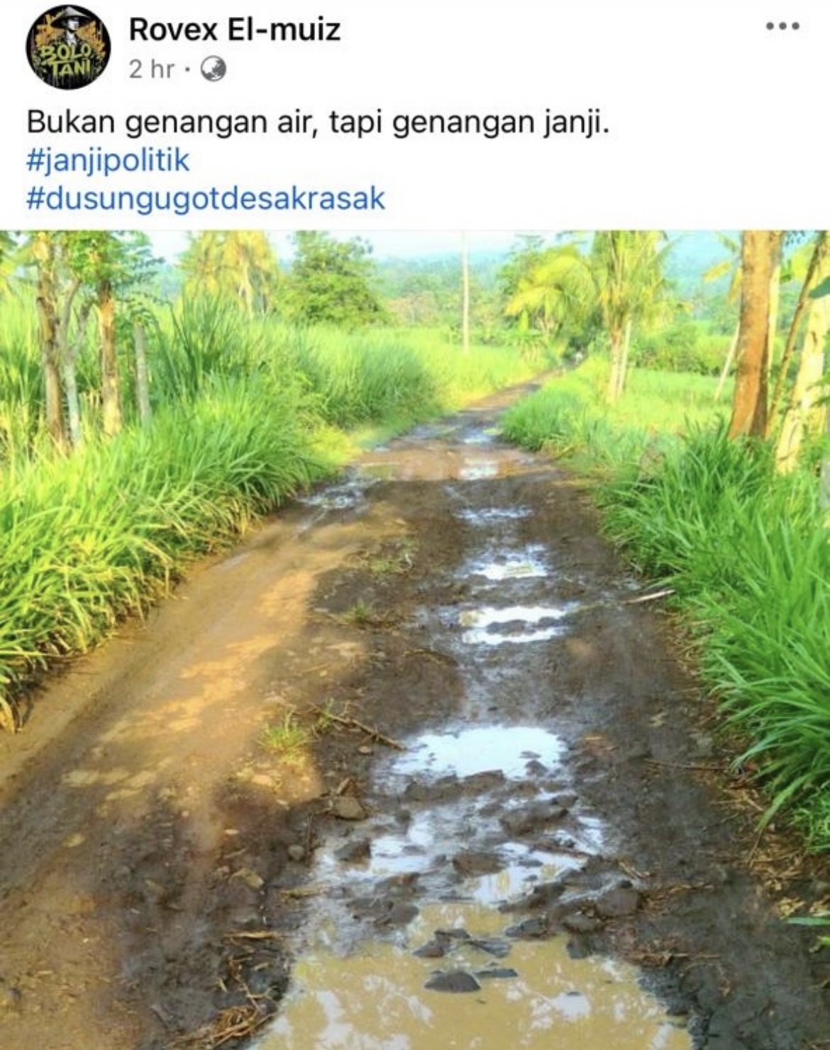 Kondisi jalan rusak dan tergenang air di Lumajang.