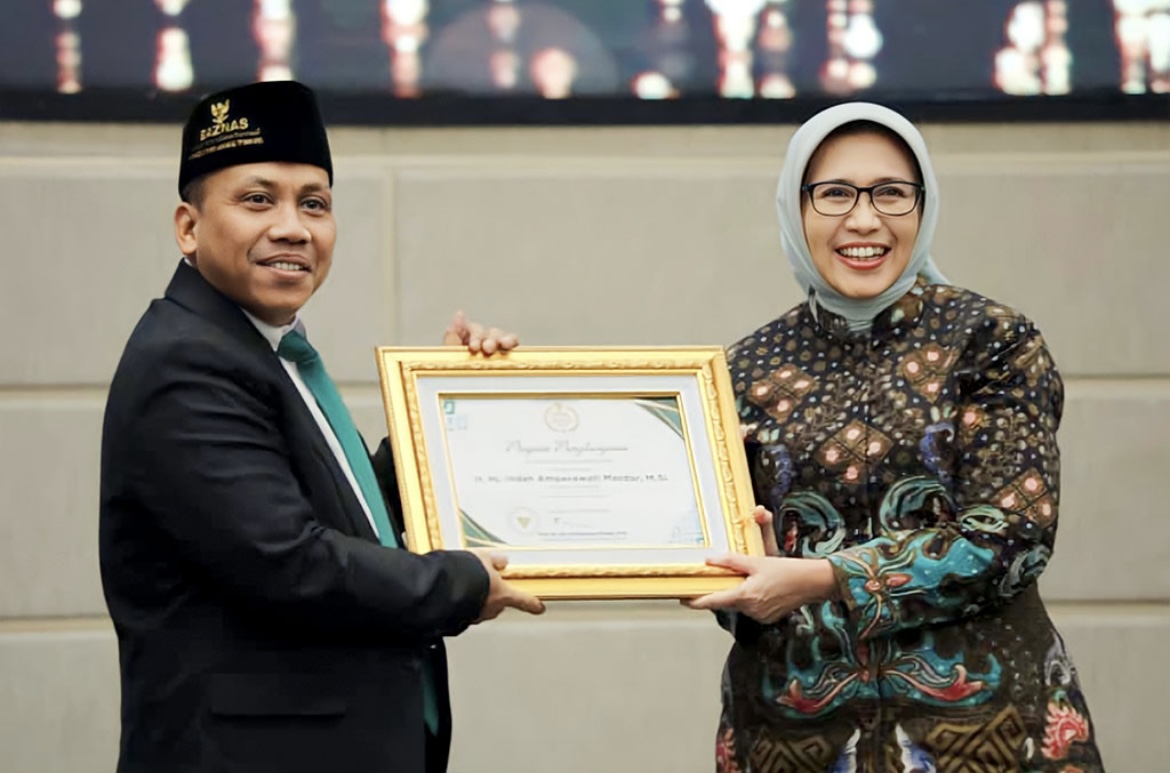 TERIMA: Bupati Lumajang Indah Amperawati saat menerima penghargaan dari Baznas Jatim Award 2025, beberapa waktu lalu.(KOMINFO FOR RAME)