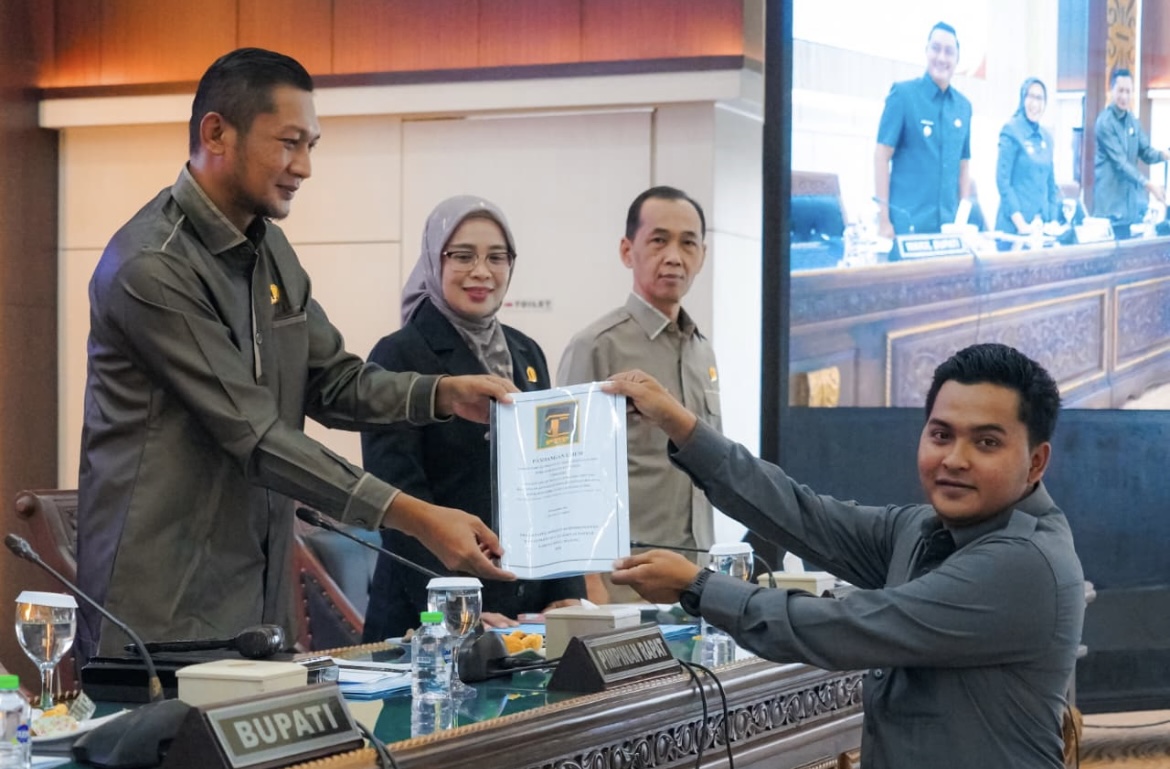 SAMPAIKAN: Juru bicara Fraksi PPP Lumajang Abu Rizal Abidin saat menyampaikan pandangan umum terhadap Raperda APBD tahun 2026, kemarin.(ATIEQSON MAR IQBAL/RAME)