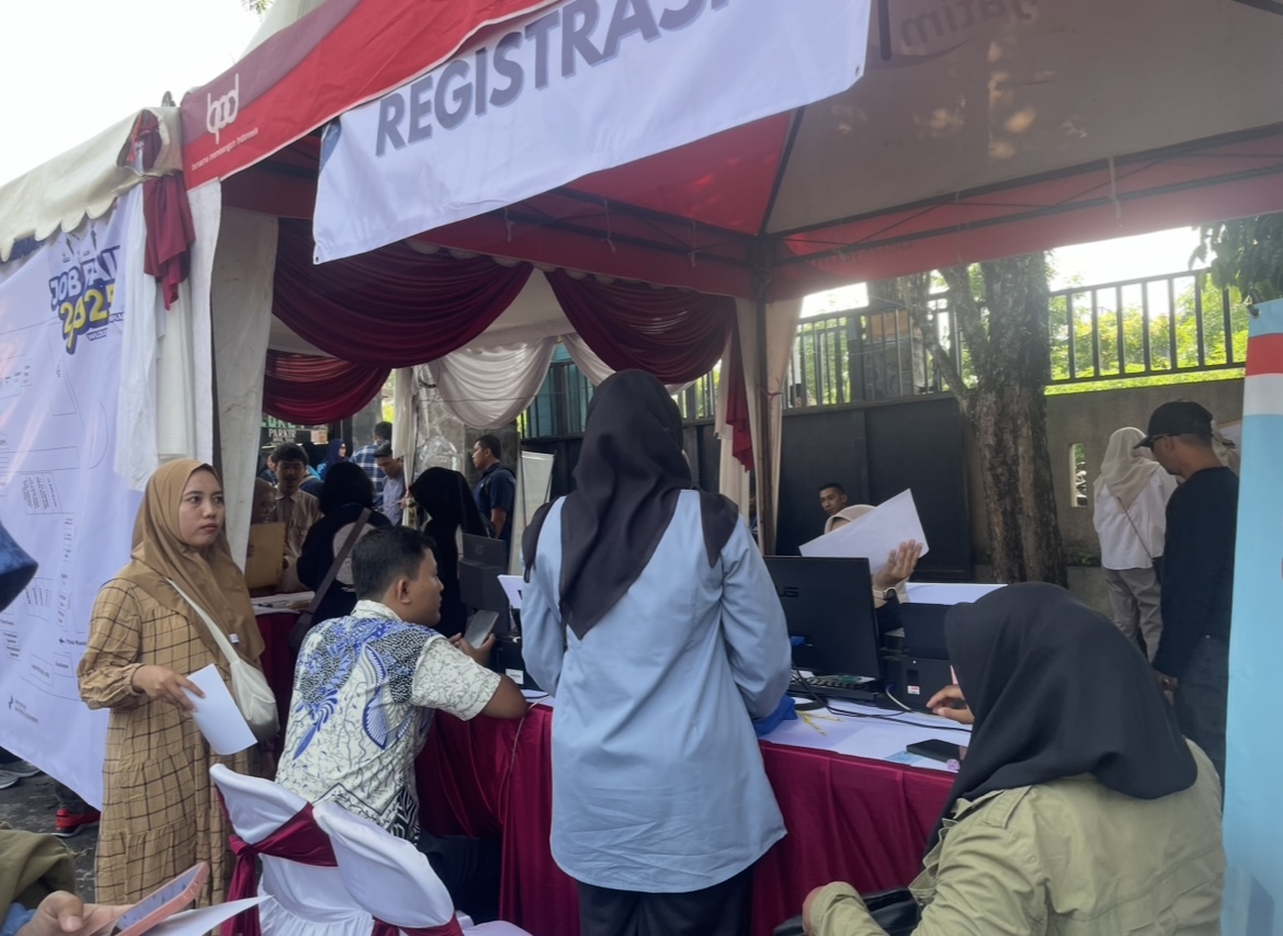 ANTRI: Ratusan orang padati halaman pemandian alam selokambang di Kecamatan Sumbersuko untuk mengikuti job fair.(ADE APRYANIS/RAME)  Ratusan Pencaker di Lumajang Antri Interview, Berharap Bisa Diterim