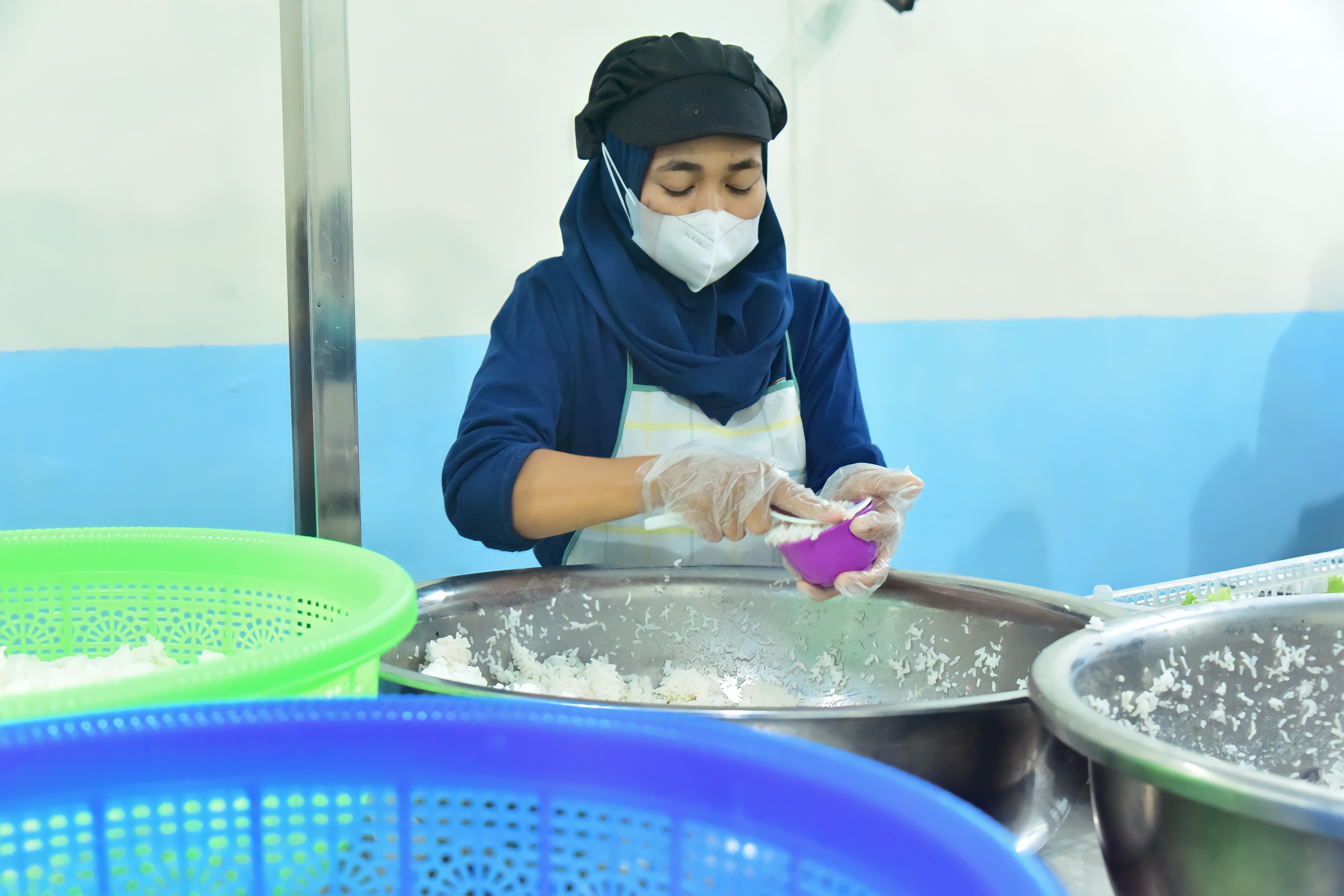 DISIAPKAN: Tim Satuan Pelayanan Pemenuhan Gizi (SPPG) Pasrujambe saat menyediakan menu makanan untuk siswa. (ISTIMEWA FOR RAME)