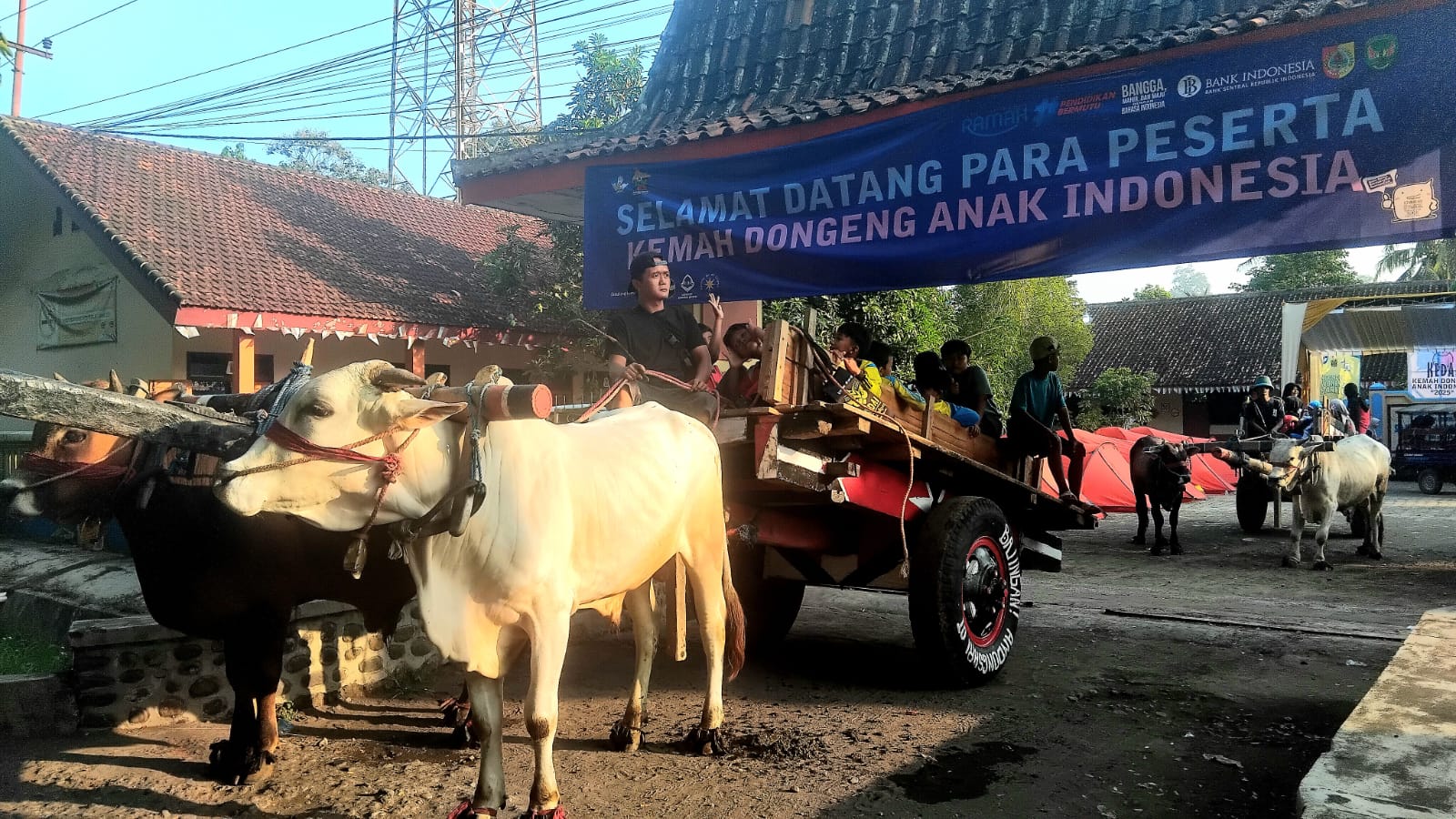 BELAJAR DI LUAR KELAS: Puluhan anak peserta Kemah Dongen Anak Indonesia tampak gembira saat menaiki Pegon beberapa waktu lalu (Foto&nbsp;GUNAWAN TRIP) &nbsp;