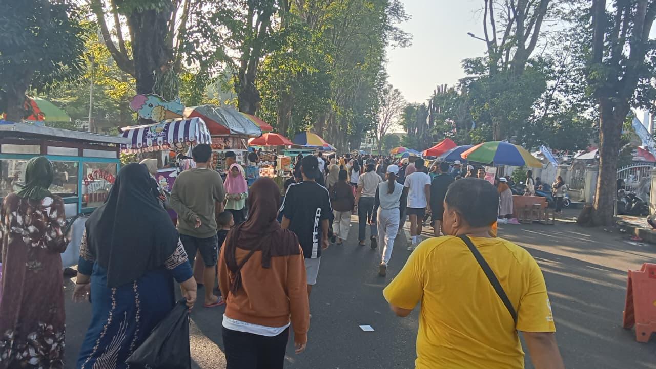PADAT: Aktivitas car free day (CFD) di alun-alun Lumajang tetap berlangsung meskipun ada proyek pengerjaan rehabilitasi.(ADE APRYANIS/RAME)
