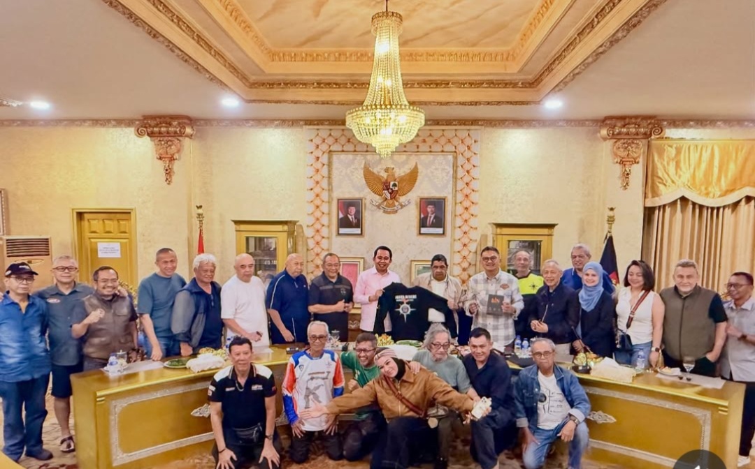 JAMUAN HANGAT: Bupati Jember Muhammad Fawait menyambut lawatan rombongan rider legend dari Jakarta yang tiba di pendapa Wahyawibawagraha Jember.