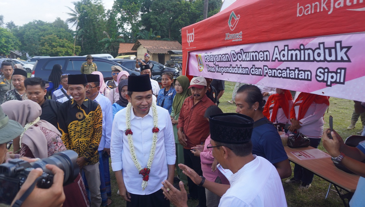 CEK LANGSUNG: Bupati Fawait meninjau pelayanan adminduk yang kini langsung difasilitasi di setiap kecamatan di Jember.