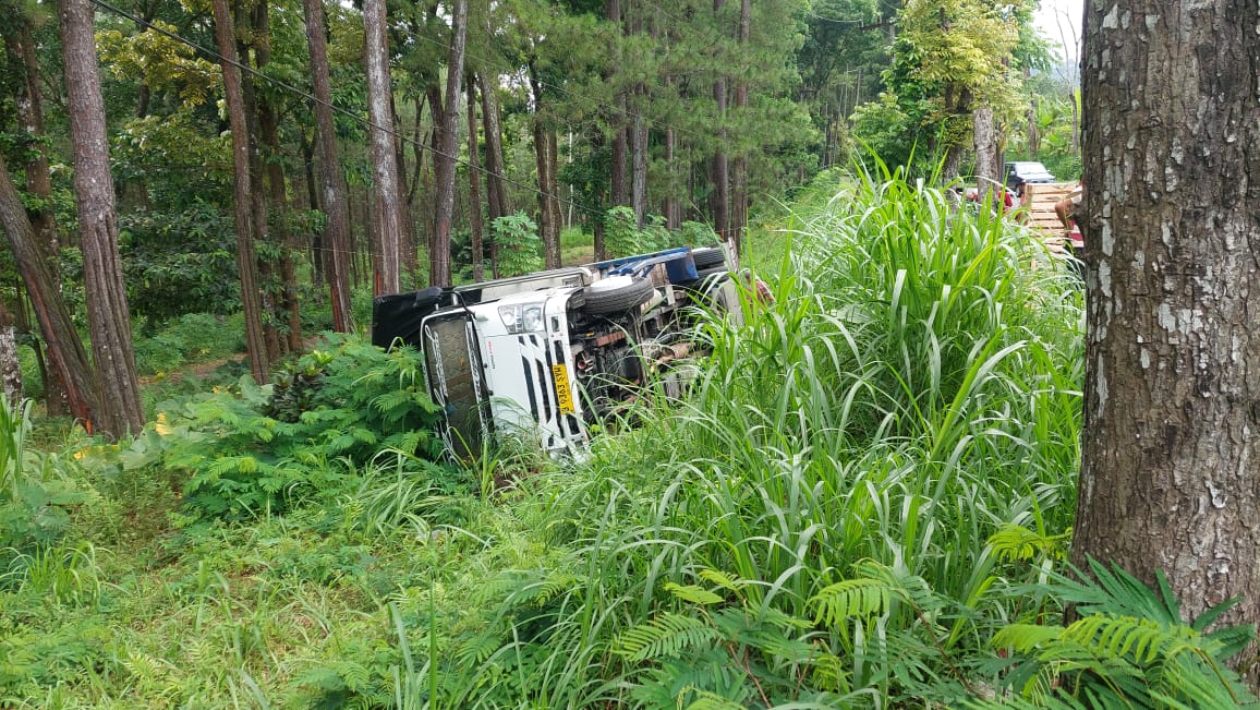 TAK ADA KORBAN: Truk Isuzu yang disopiri Muhammad Ulil Albab terguling kejurang setelah mengalami oleng. (JUMAI/RJ)