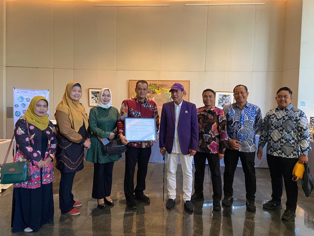 PENGHARGAAN LAGI: Mewakili Bupati Fawait, Kadispar Bobby A. Sandhy saat menerima penghargaan Indonesian Collaborative Partnership Regency Award 2025, di Denpasar, Bali (10-11/10).
