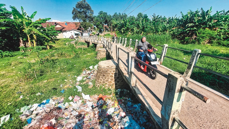 KOTOR: Kondisi Dam Renes, Desa/Kecamatan Ambulu sudah dangkal dan waktunya dilakukan pengerukan karena banyak tanaman rumput gajah dan pohon pisang.