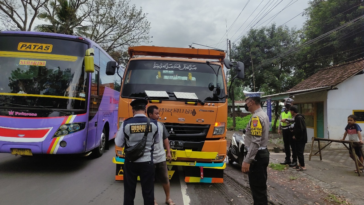 CEK: Tim gabungan penertiban angkutan barang saat mengecek kelengkapan surat pengemudi.(ADE APRYANIS/RAME)