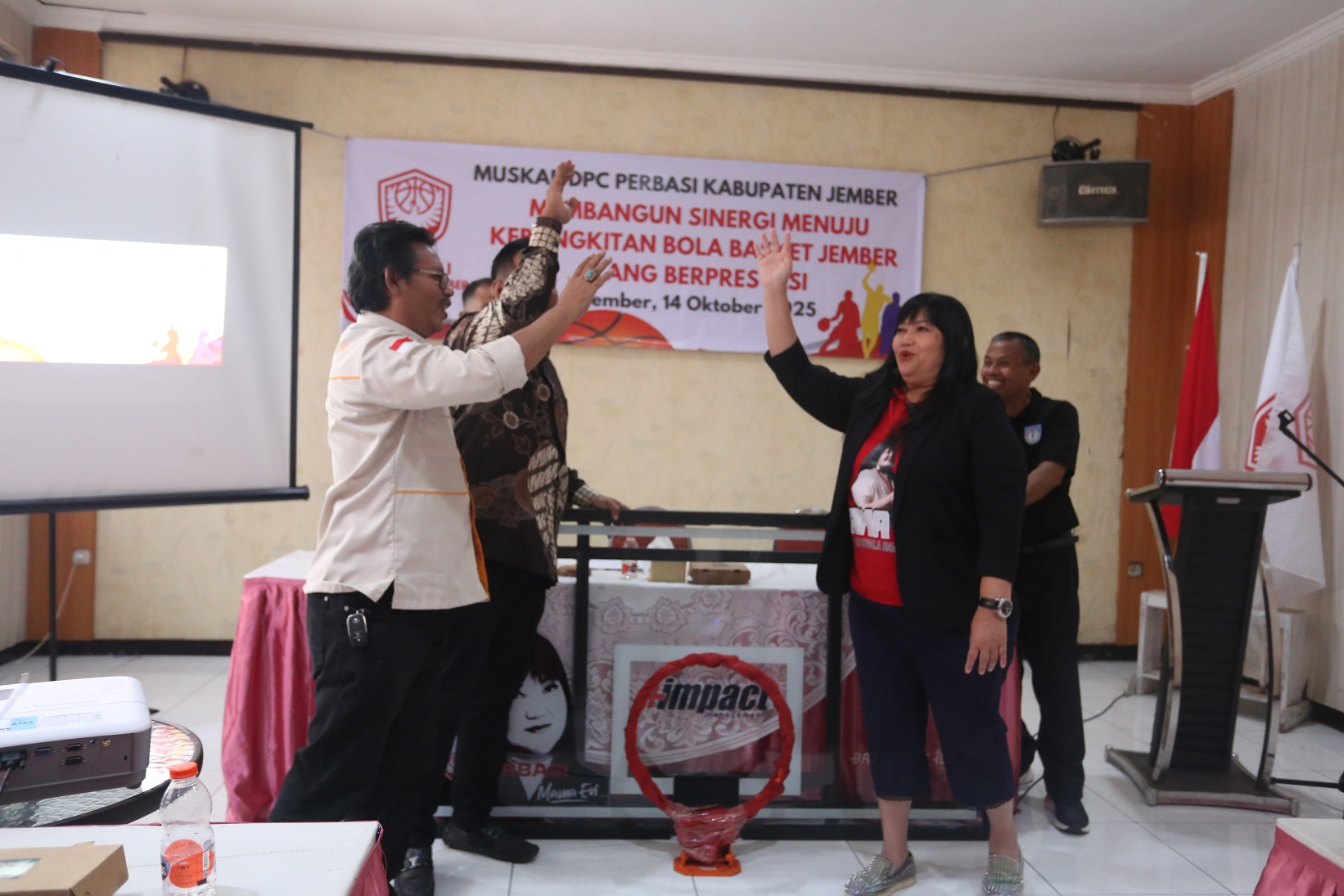 UNTUK OLAHRAGA: Ervan Friambodo (kiri) yang baru saja terpilih sebagai Ketua KONI Jember datang pada agenda Muskab Perbasi Jember. Nur Rizal Arif kembali terpilih menjadi Ketua Perbasi Jember.