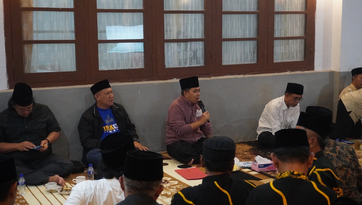 KONGKOW BARENG: Bupati Fawait saat sarasehan bersama sejumlah kepala desa, ketua RT, RW, dan beberapa Camat, saat melangsungkan Bunga Desaku jilid 5 di Puncak Gunung Gambir Kecamatan Sumberbaru,