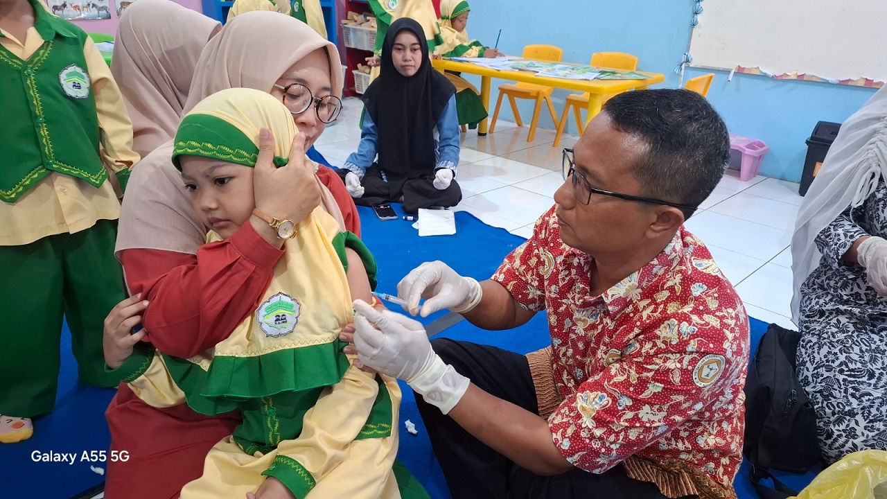 IMUNISASI: Kegiatan ITAS di salah satu TK wilayah Puskesmas Patrang, kemarin (14/10)