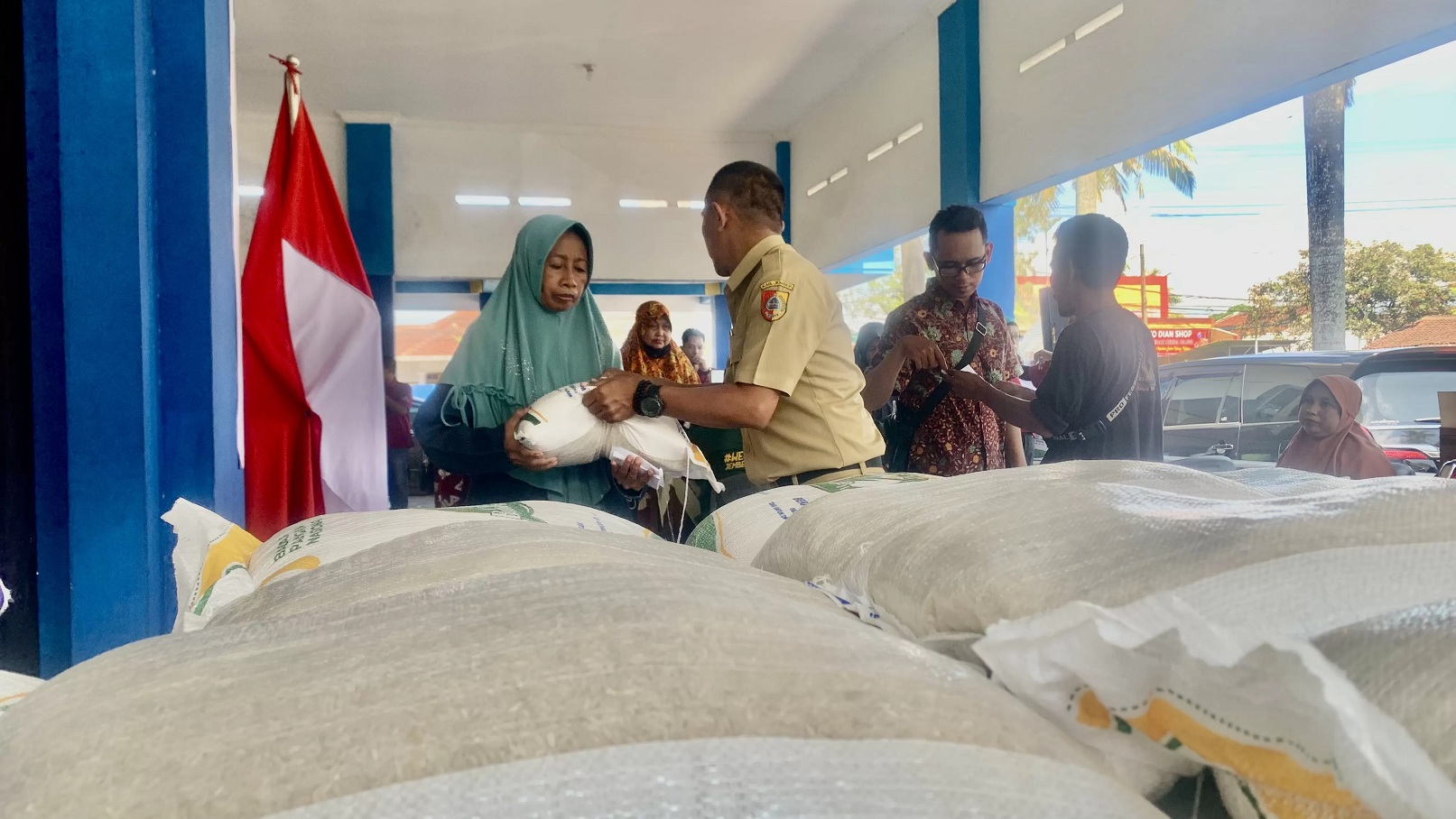 Suasana warga menerima bantuan beras di Kelurahan Tegal Besar tahun 2024 lalu. Pada penerima bantuan pangan periode Oktober-November ini terdapat pengurangan jumlah keluarga penerima manfaat.