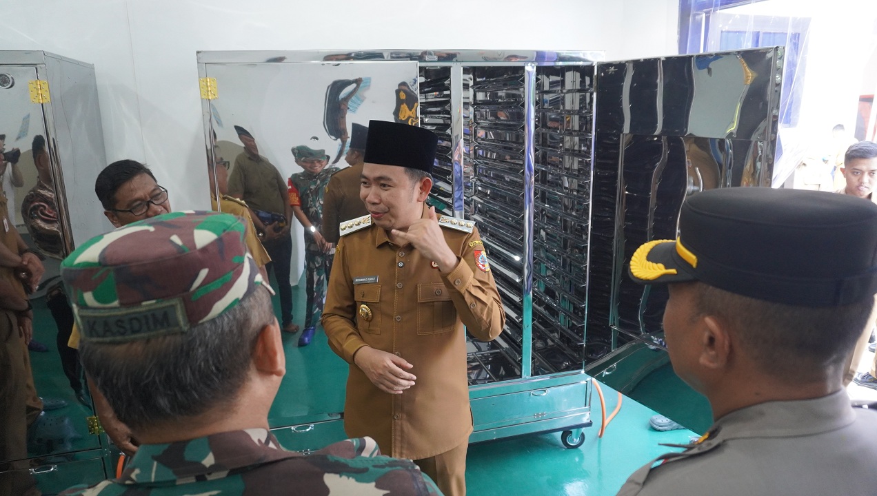 TERUS DIPANTAU: Bupati Fawait saat mengecek dan meresmikan salah satu SPPG, di Desa Wonoasri Kecamatan Tempurejo, Jember (29/9).