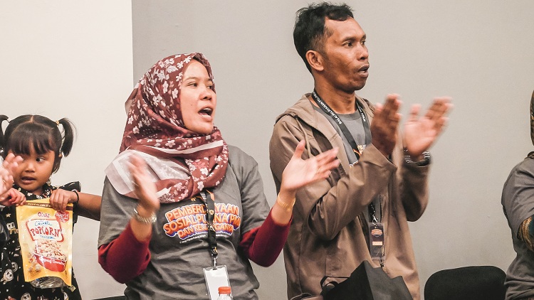 SEMANGAT LAGI: Marsuni (kiri) dan suaminya, Muhtasil, saat mengikuti pelatihan pemberdayaan purna-PMI dari BP2MI Jatim, September lalu. Pasangan asal Ledokombo ini pernah menjadi PMI di Malaysia.