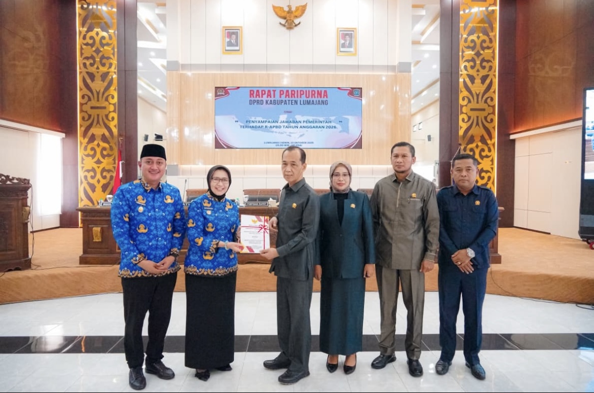 SAMPAIKAN: Pimpinan DPRD Lumajang bersama Bupati Lumajang Indah Amperawati dan Wakil Bupati Lumajang Yudha Adji Kusuma saat paripurna, kemarin.(ATIEQSON MAR IQBAL/RAME)