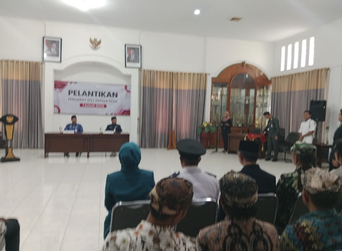 LANTIK: Sekretaris Daerah (Sekda) Lumajang Agus Triyono saat melantik Pj Kades Argosari Kecamatan Senduro Asis Wiyanto di panti PKK, kemarin.(ATIEQSON MAR IQBAL/RAME)