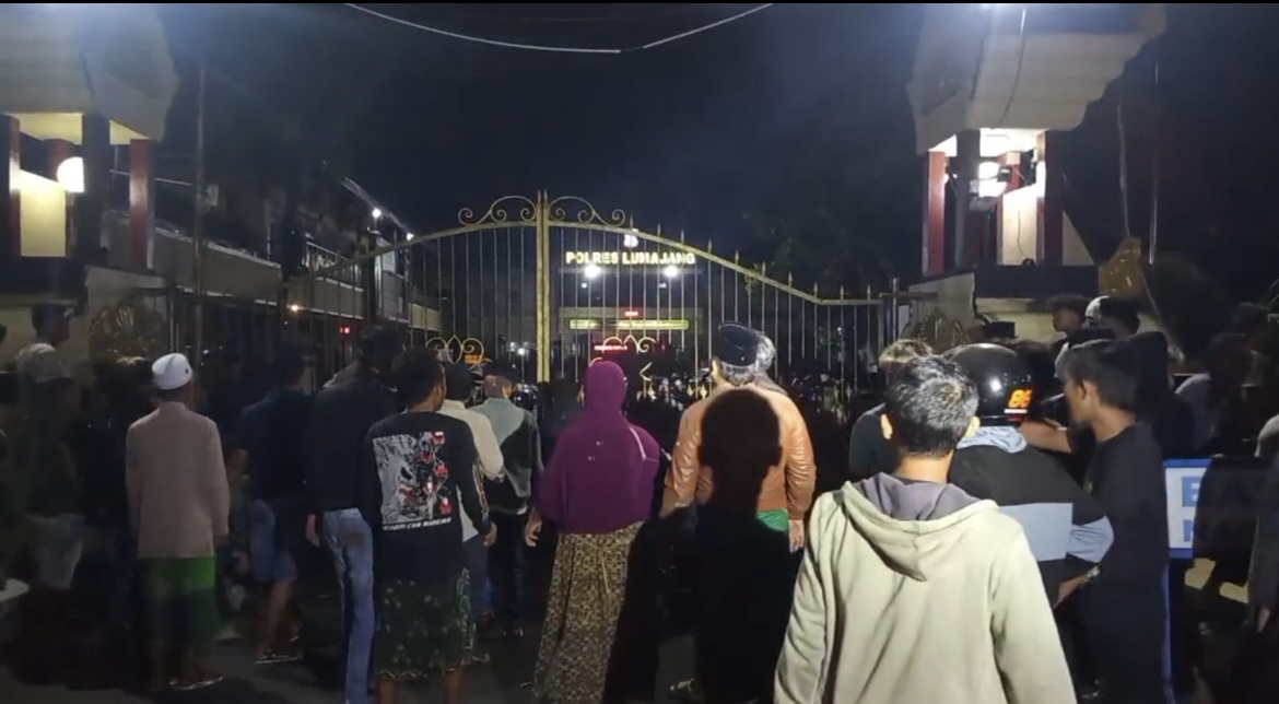 GERUDUK: Puluhan warga Desa Ranuwurung, Kecamatan Randuagung saat menggeruduk mapolres Lumajang, Minggu (12/10) malam.(ATIEQSON MAR IQBAL/RAME)