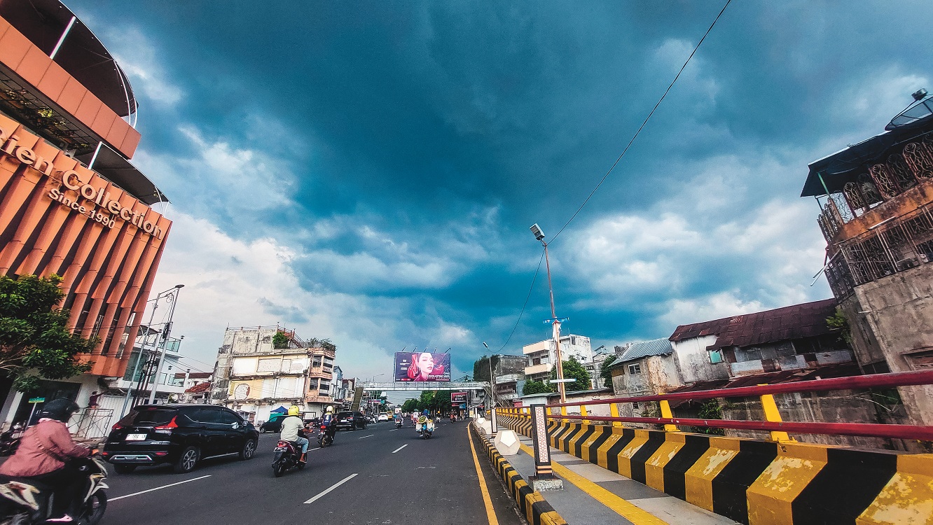 TETAP WASPADA: Cuaca ekstrem terjadi di Jember beberapa hari terakhir. Akibat hal ini, sejumlah pohon roboh, rumah rusak, dan yang cukup mengejutkan dua orang tewas.